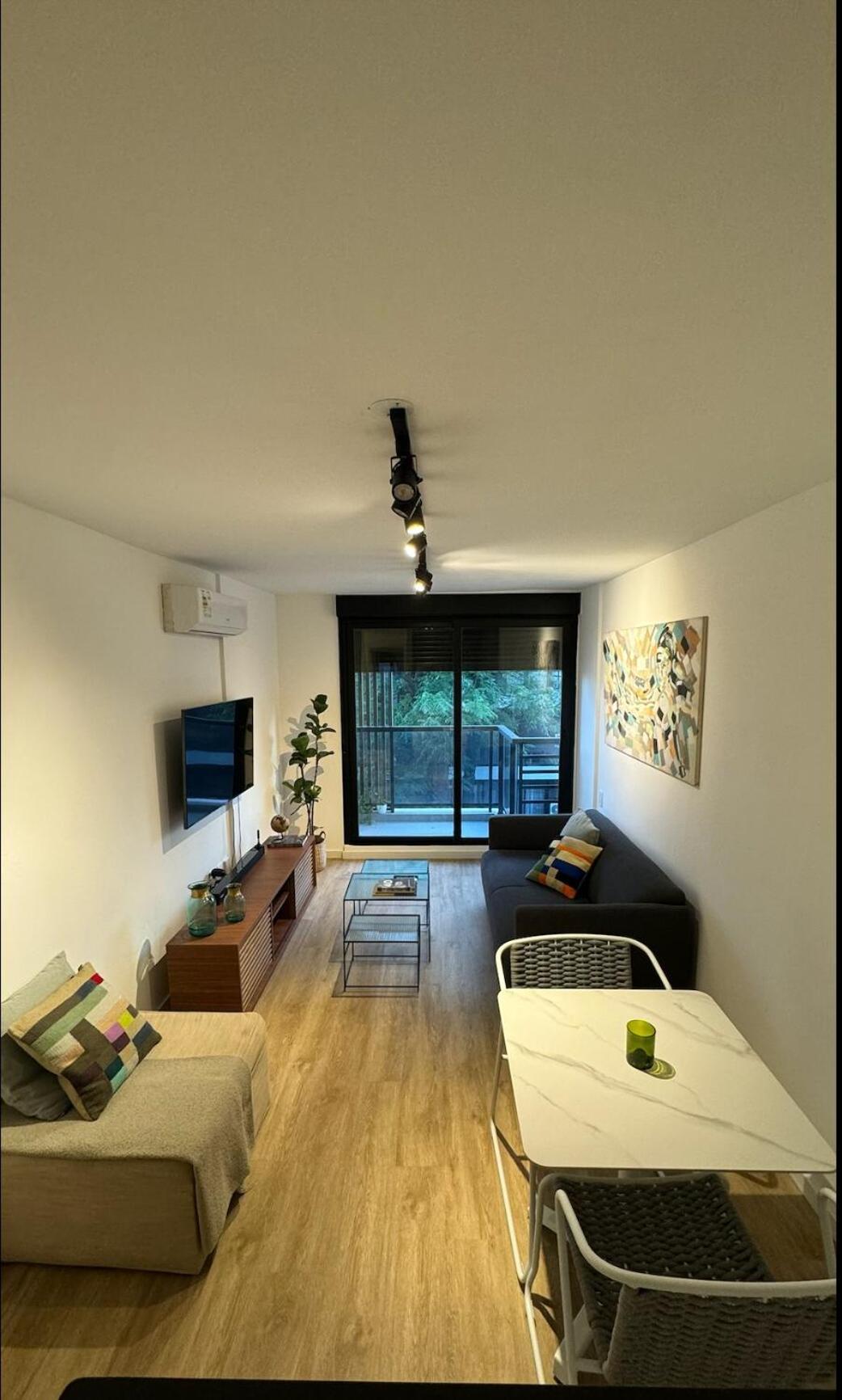 Modern, Suitable And Comfortable With A Balcony * Montevideo